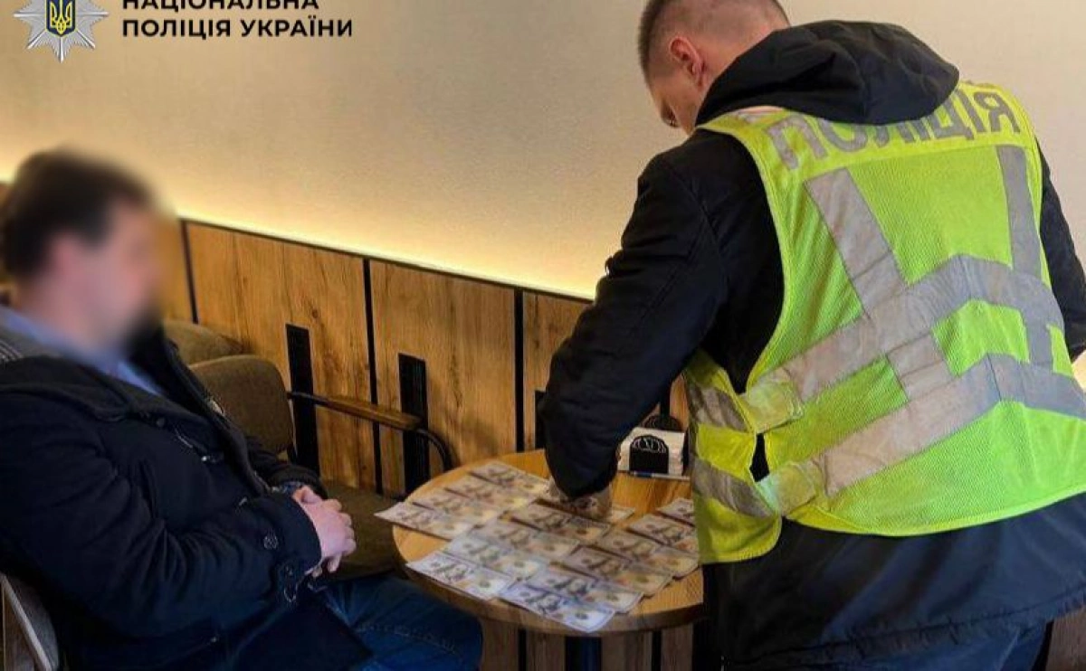 Стіл, повний доларів: киянин пропонував хабар за свідоцтво адвоката
