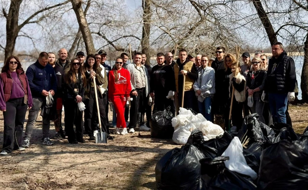 Толока на Оболоні: кияни вивезли 27 кубів сміття з прибережної зони