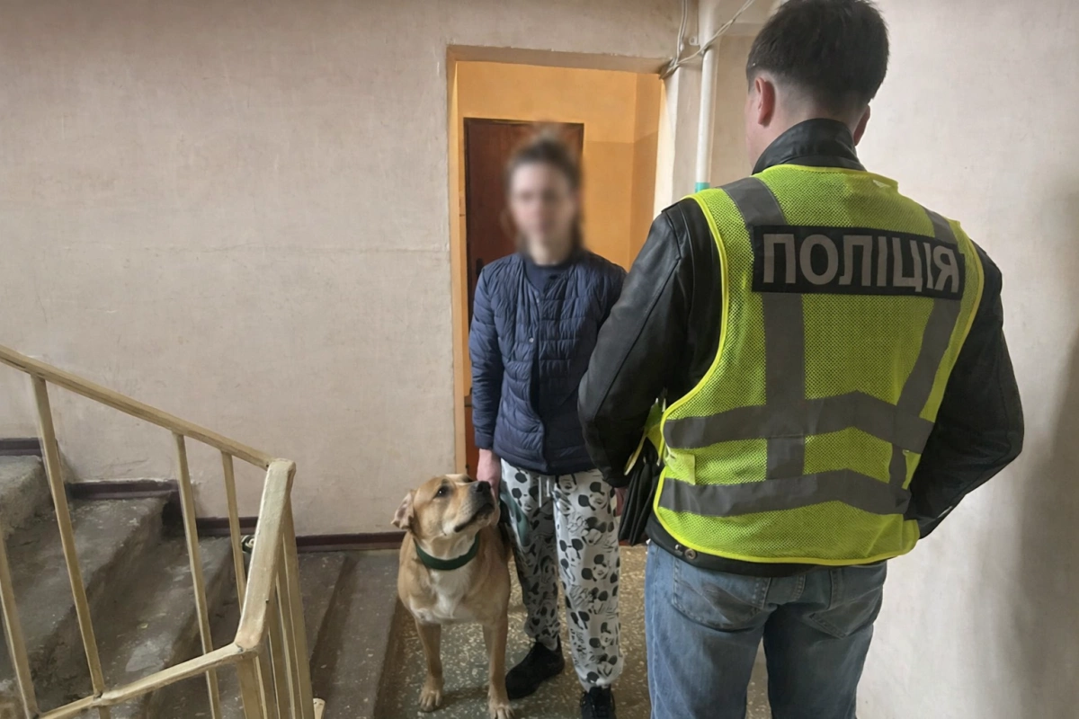 У Києві оштрафували жінку, яка «виховувала» лабрадора повідцем на Оболонській набережній
