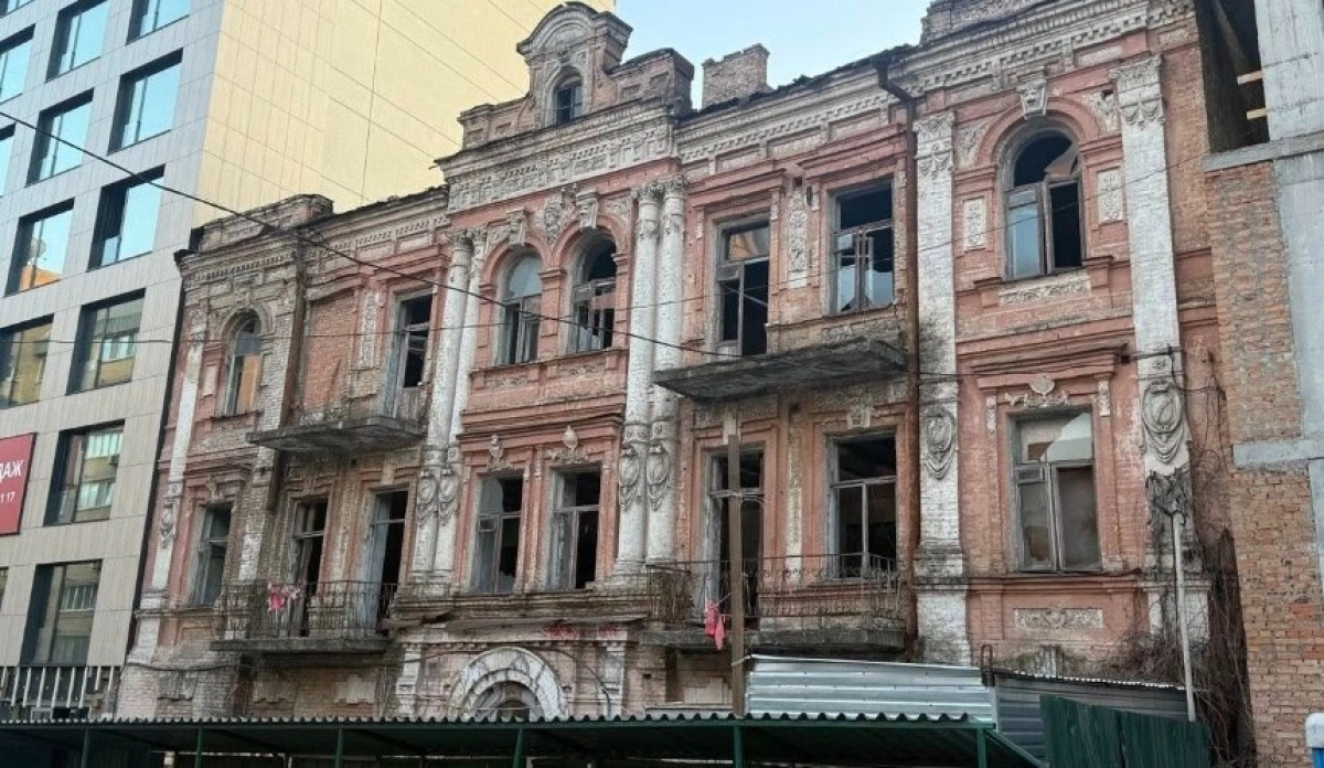 У центрі Києва руйнується історичний будинок