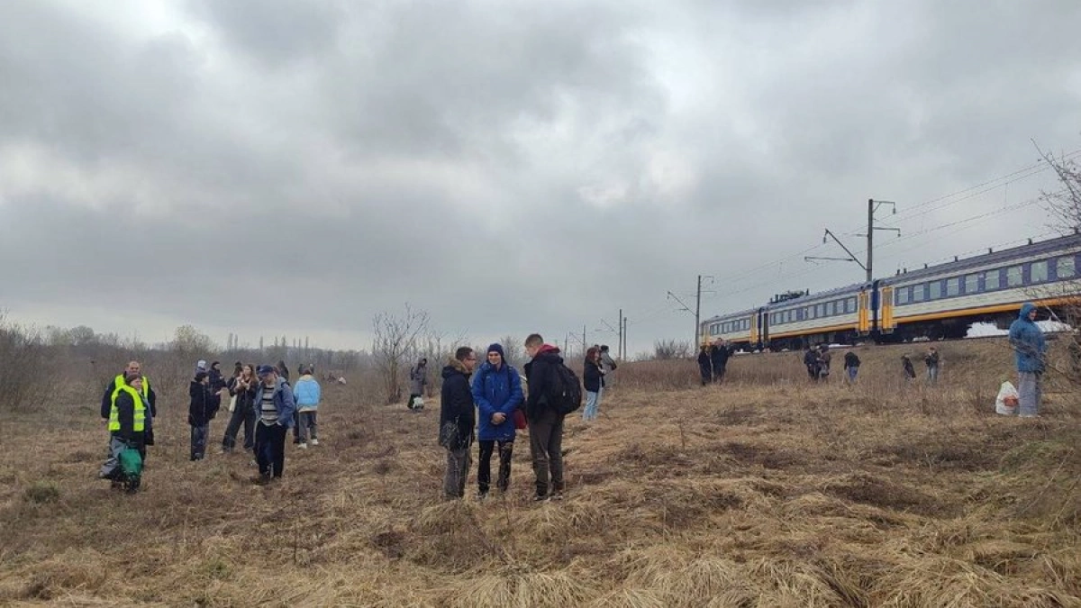 Укрзалізниця зупинила частину потягів у Києві через атаку дронів: пасажирів евакуюють