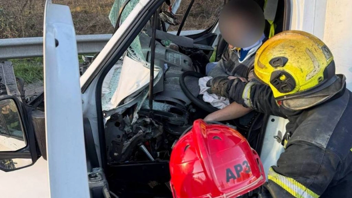 У Києві сталася жорстка ДТП із вантажівками: водія деблокували рятувальники