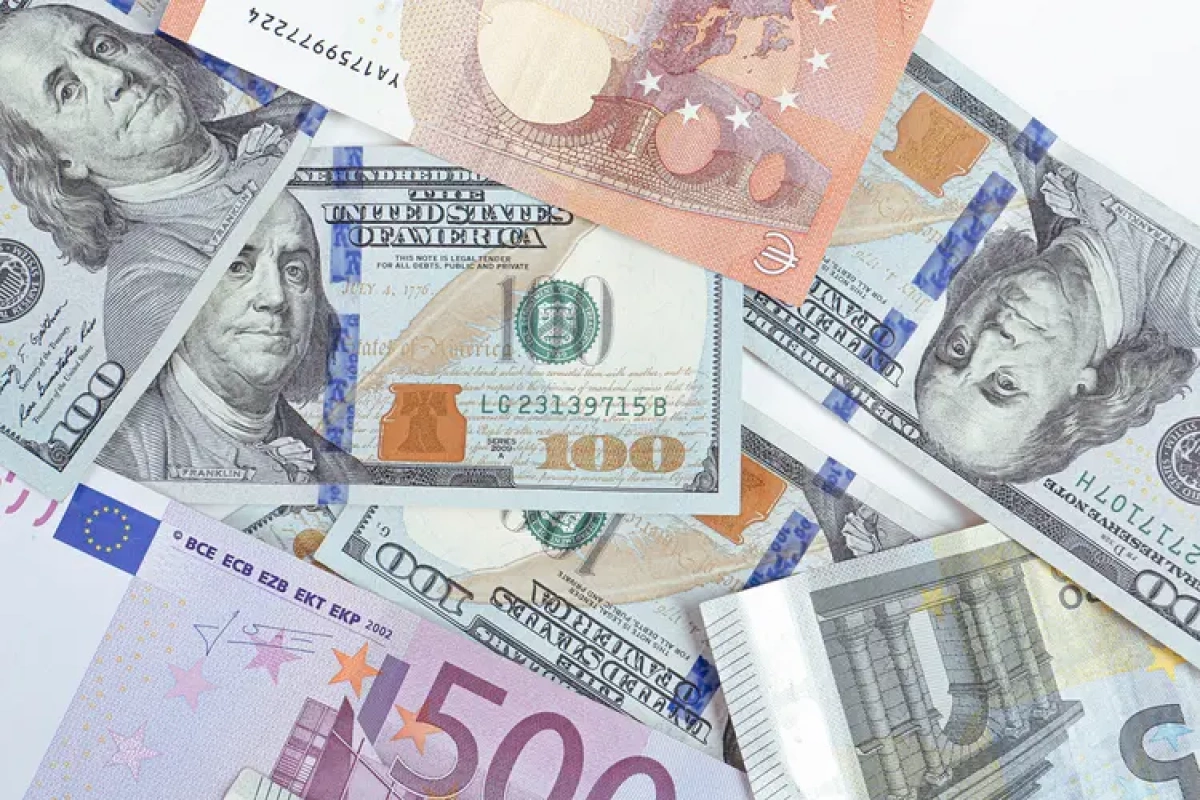 Курс валют у Києві 7 квітня: де вигідно купити та продати долар і євро
