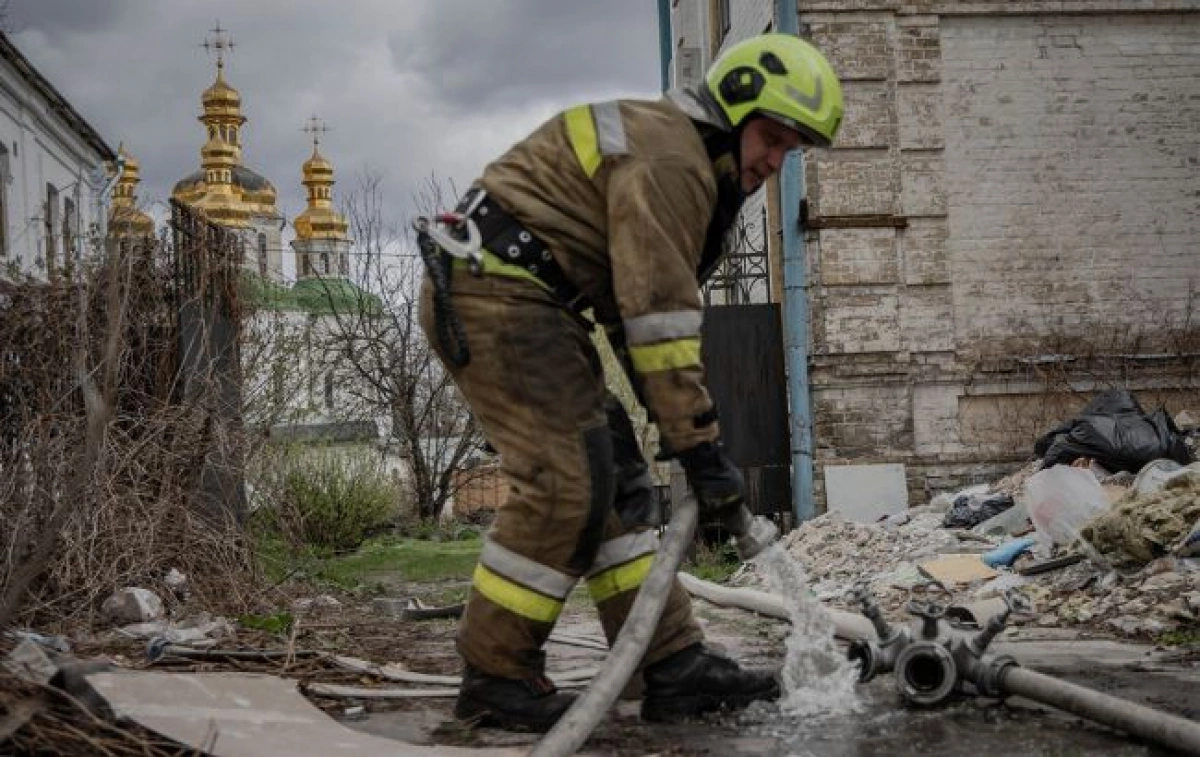 Дим над Лаврою: на Печерську сталася пожежа поблизу святині