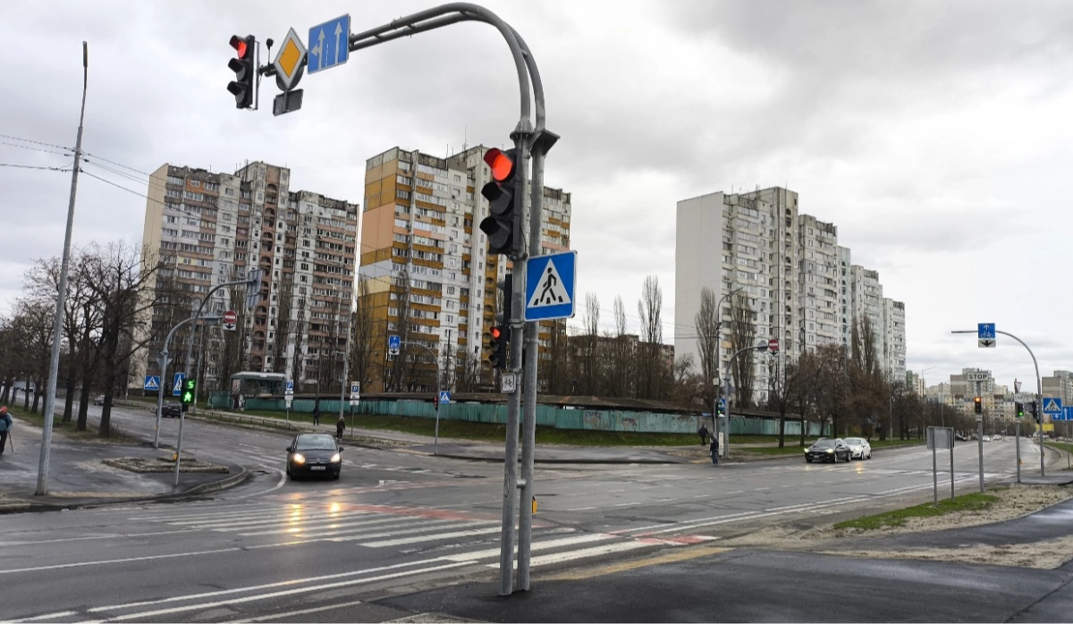 У Дніпровському районі Києва запрацював новий світлофор: як зміниться рух
