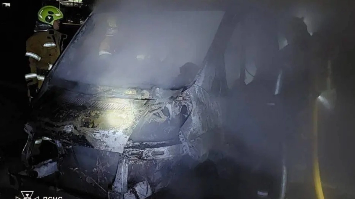 У Голосіївському районі Києва згоріли два авто: вогонь перекинувся з мікроавтобуса