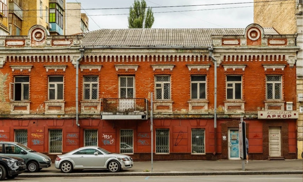 Знесли пам’ятку — отримали пустку: що сталося з будинком Грушевського в центрі Києва