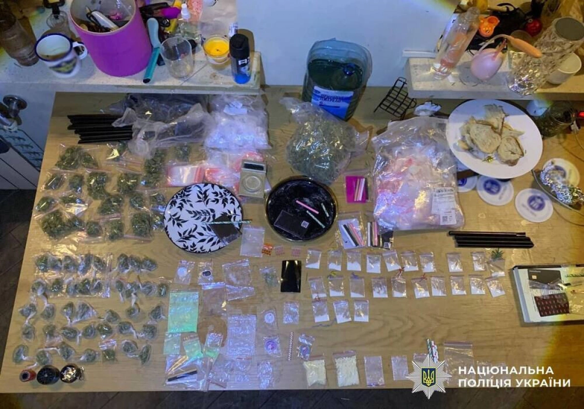 У Києві судитимуть іноземця за продаж наркотиків поштою: загрожує до 12 років