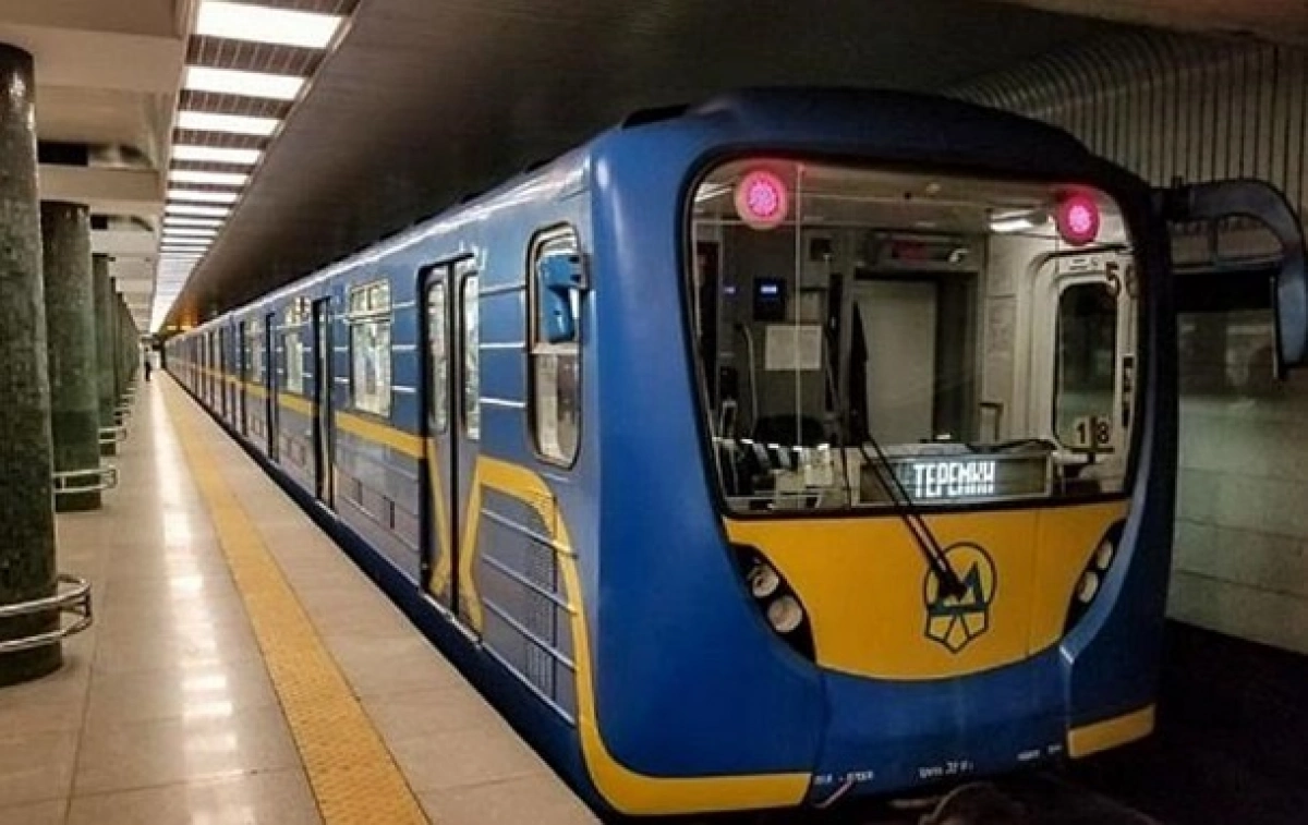 Небезпечні розваги у метро Києва: пасажири заради відео ламають обладнання та ризикують життям