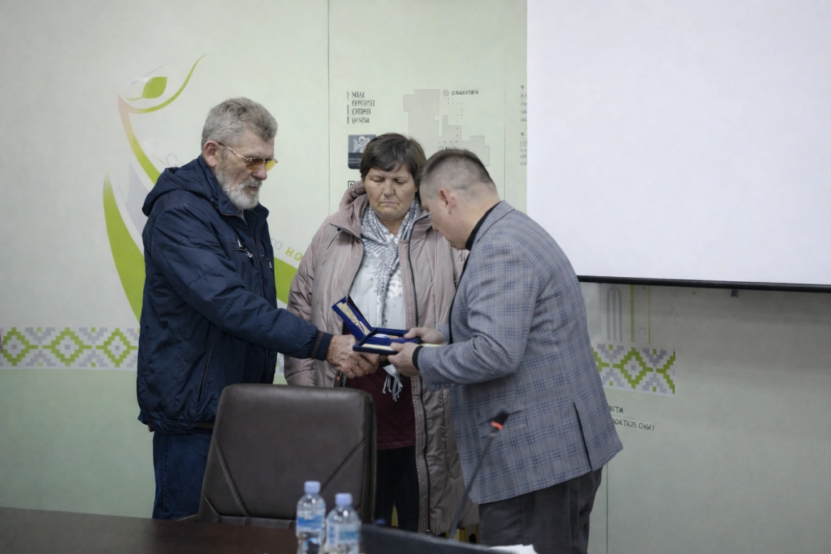 Посмертна шана Герою: у Славутичі батькам загиблого захисника вручили «Комбатантський хрест»