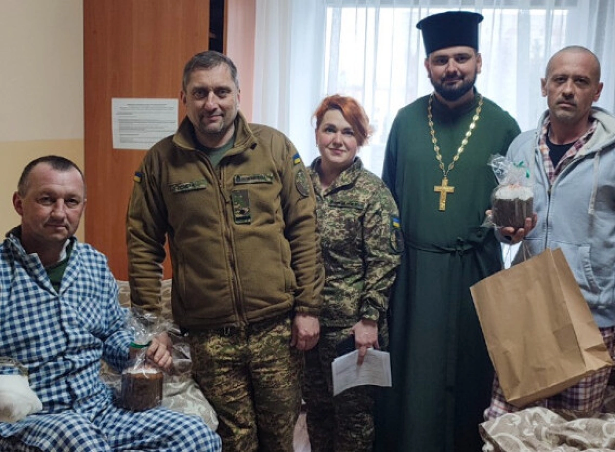 Гвардійці 27 полку перед Великоднем відвідали поранених побратимів: як підтримують військових