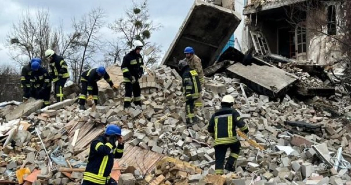 У Києві можуть примусово залучати людей до розбору завалів