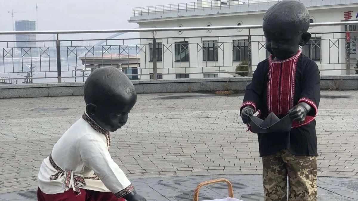 Великдень у Києві: малюків-засновників на Поштовій площі вдягнули у вишиванки
