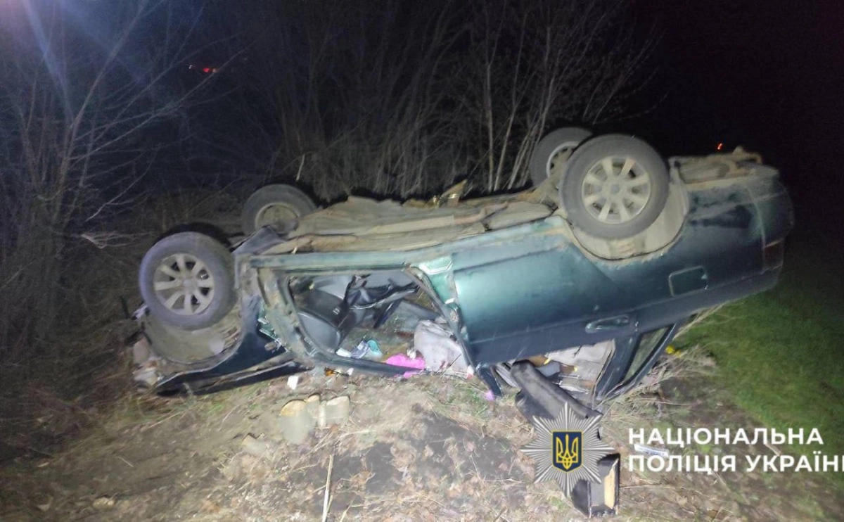 На Київщині ВАЗ вилетів у кювет і перекинувся: постраждали двоє людей