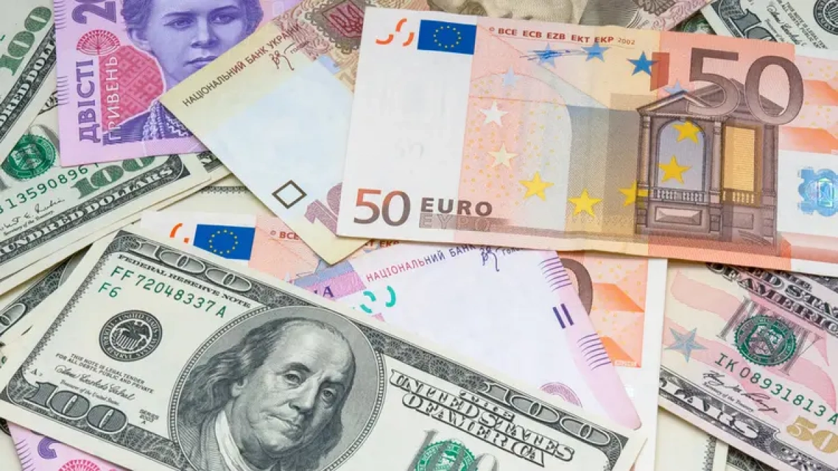Долар і євро знову дорожчають: що відбувається з курсом у Києві