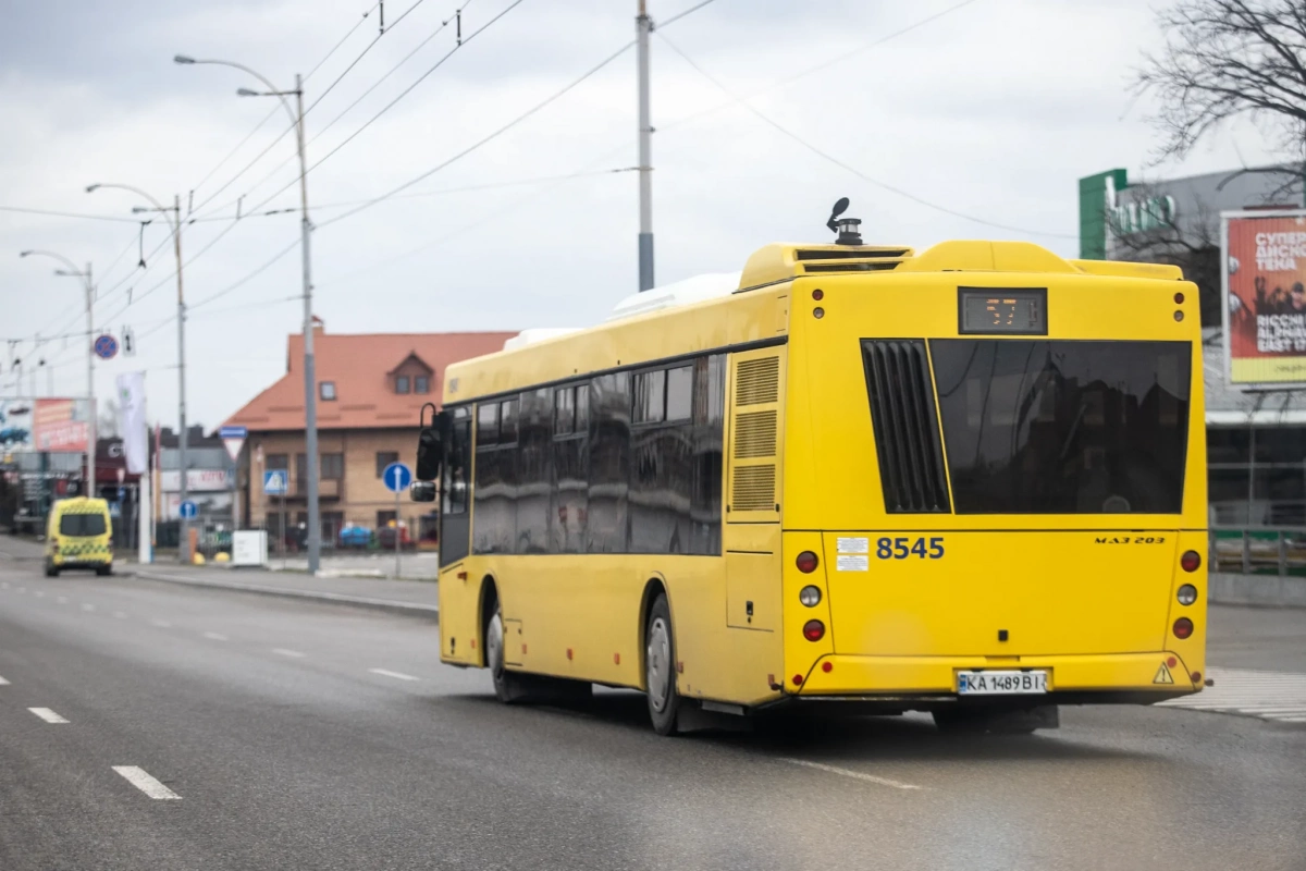 У Києві запустять додаткові маршрути до кладовищ: як зміниться транспорт на поминальні дні