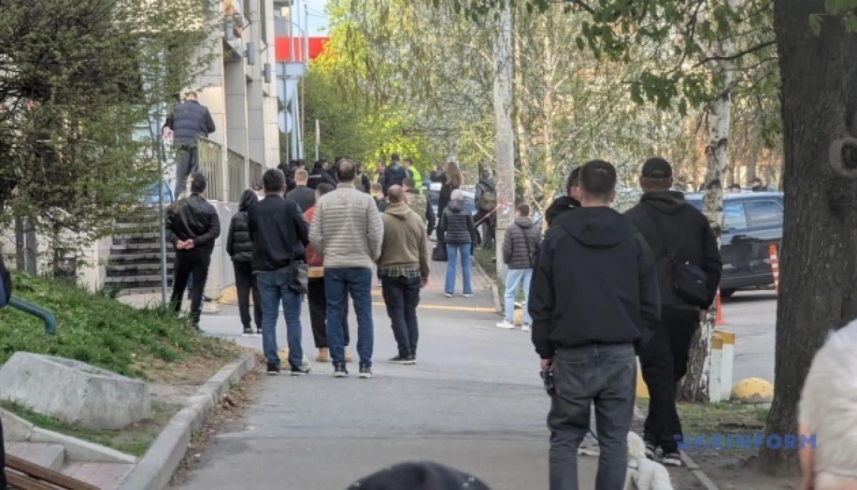 Стрілянина у Києві: рятувальники евакуювали поранених під час пожежі в Голосіївському районі