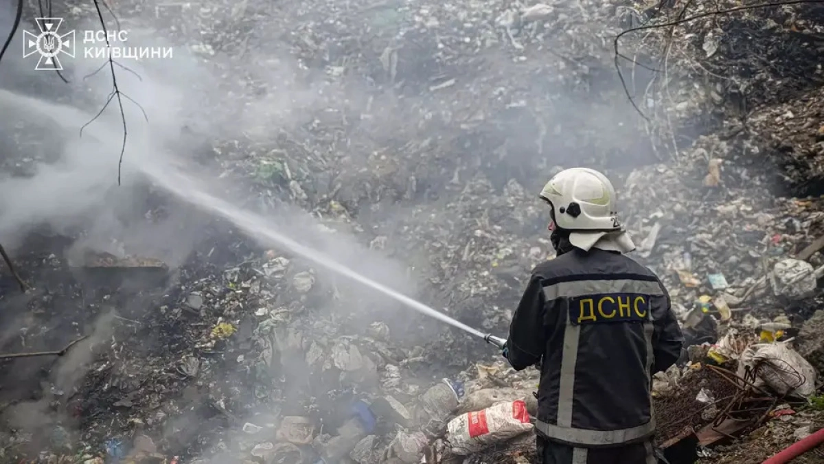 У Ржищеві горіло стихійне сміттєзвалище: рятувальники гасили пожежу дві години