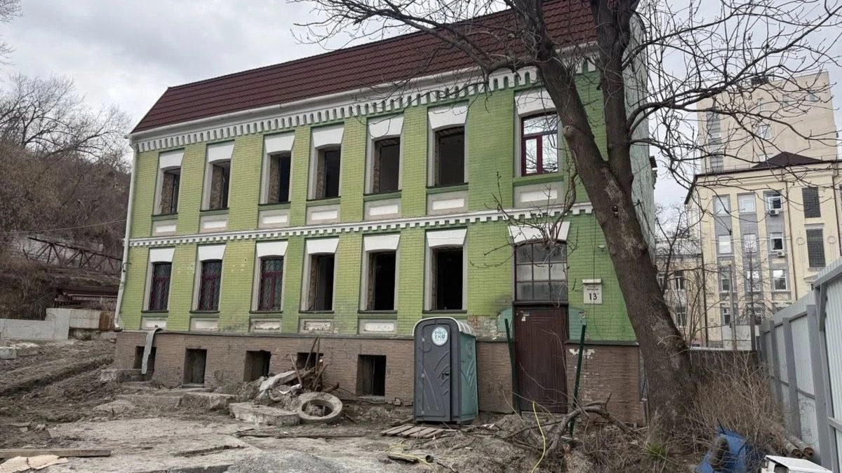 На Кирилівській продовжують руйнувати садибу Носача попри справу прокуратури