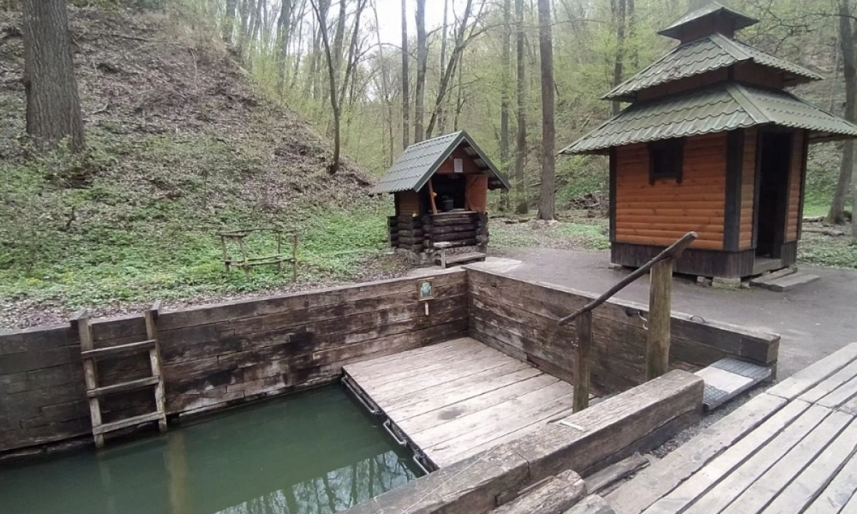 У Голосіївському парку попередили про небезпечну воду з криниці біля Китаївської купелі