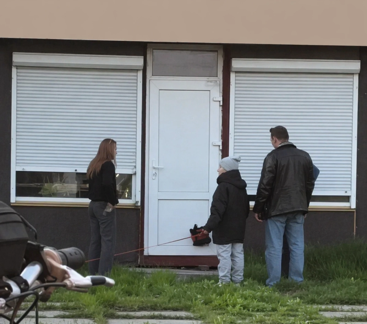 На Позняках собаки опинилися замкненими в приміщенні: один пес прогриз двері, щоб вибратися