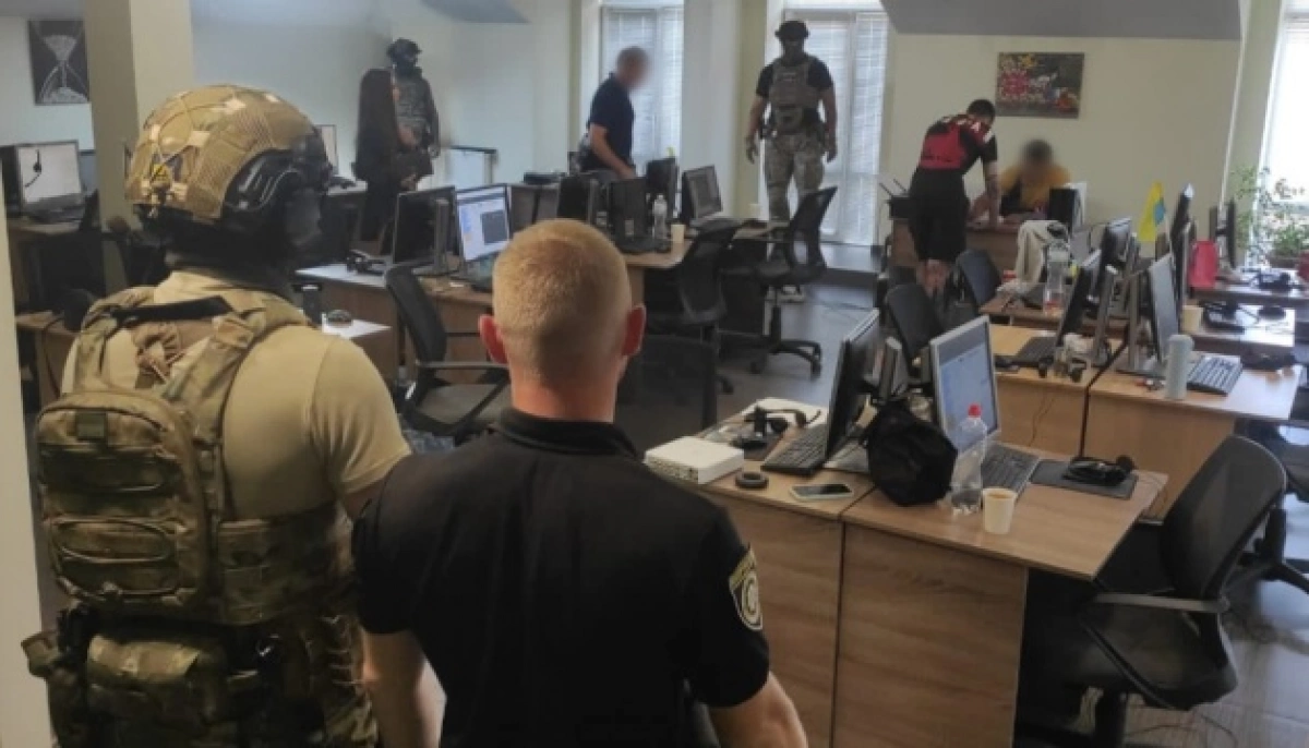 Прокуратура передала ЗСУ сотні одиниць техніки, вилученої у київських шахраїв