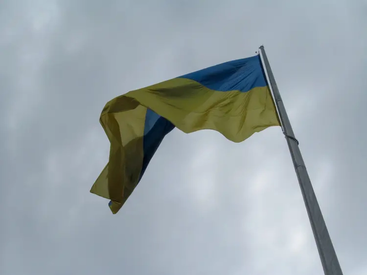 У Києві приспустили головний прапор на Печерських пагорбах: причина рішення