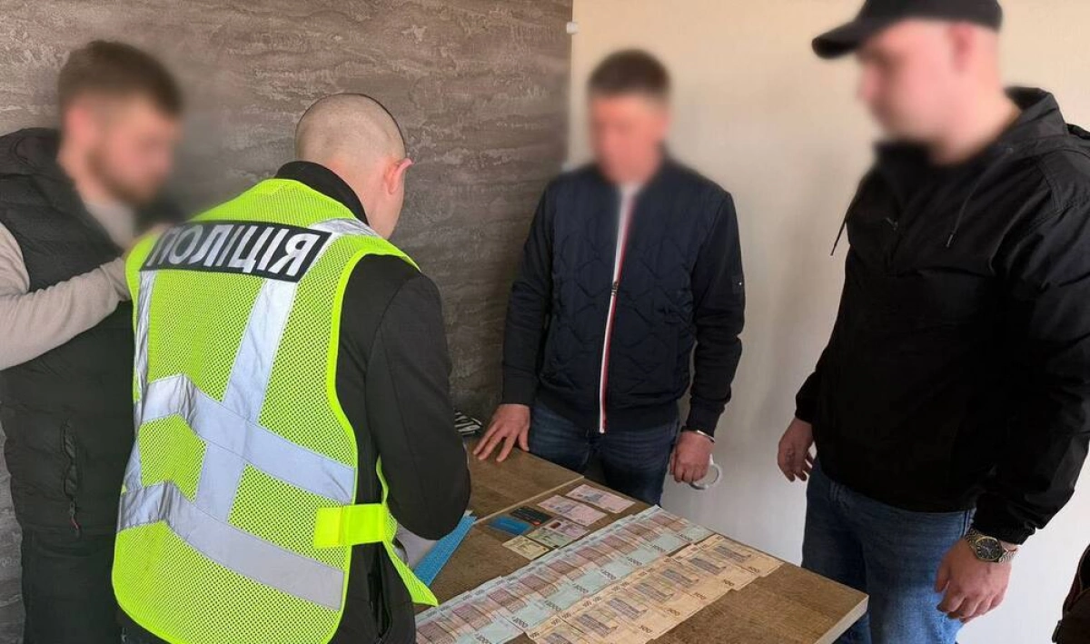 У Києві викрили схему «платних» черг у сервісних центрах МВС
