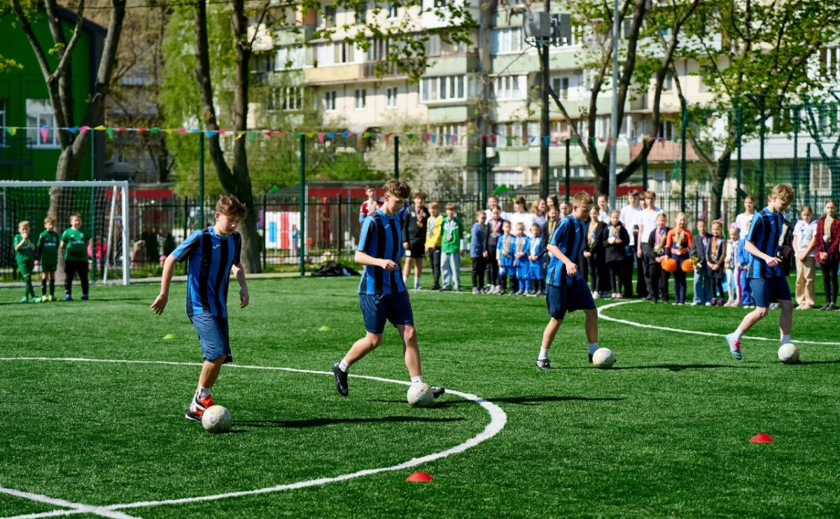 В Оболонському районі відкрили новий сучасний стадіон для школярів