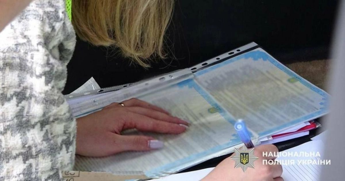 У Києві викрили схему продажу відстрочок: чиновниця та тисяча фальшивих актів опіки