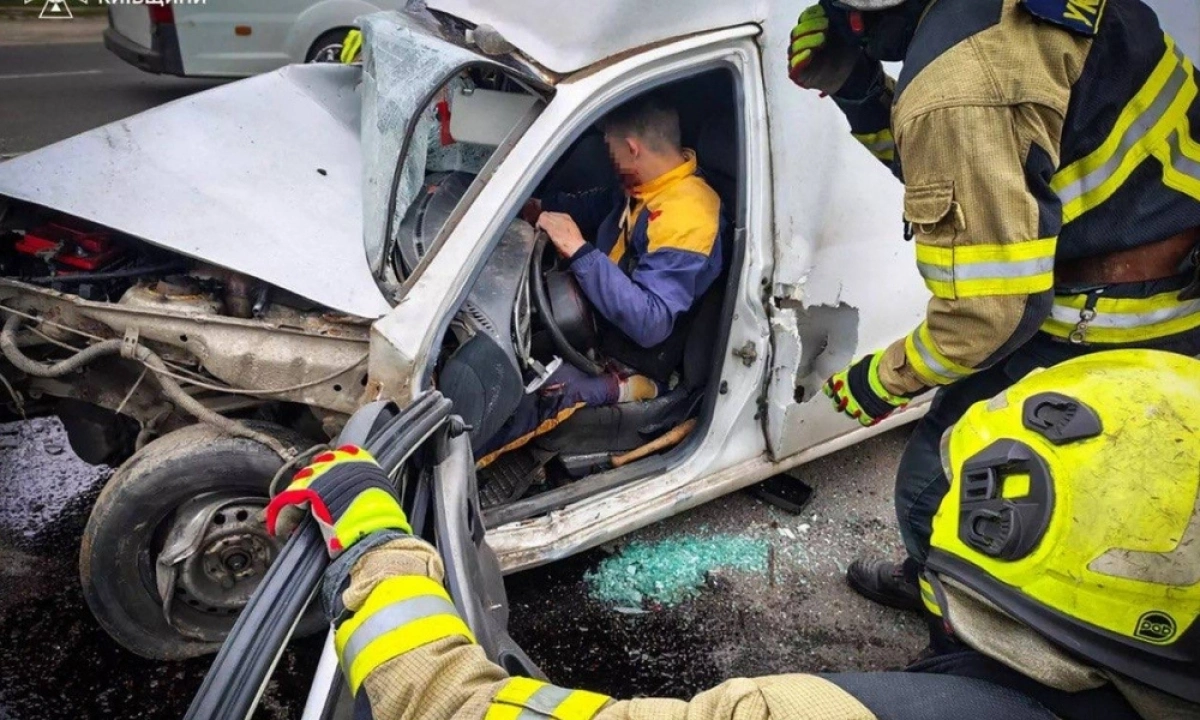ДТП у Вишневому: рятувальники деблокували водія після зіткнення двох авто