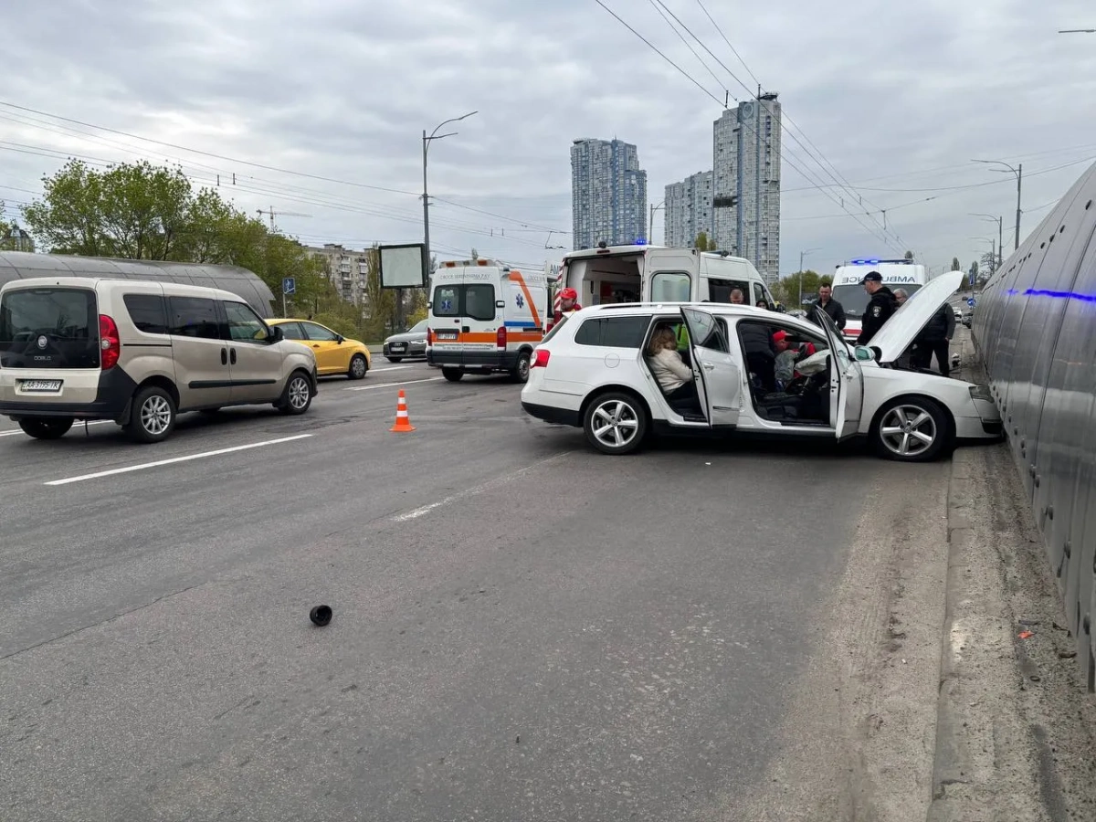 У Києві авто розвалилося на ходу і спричинило ДТП на проспекті Соборності: є постраждалі