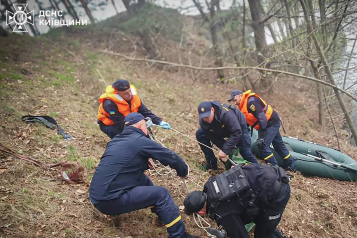 Трагедія на озері у Щербаках: рятувальники дістали з води тіло 19-річної дівчини, яку віднесло далеко від берега
