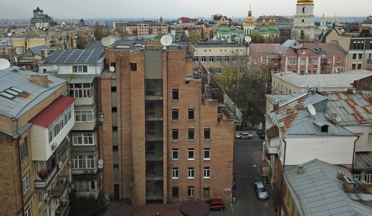 На Рейтарській відновлюють унікальну будівлю 80-х із терасою на даху та видом на Софію Київську