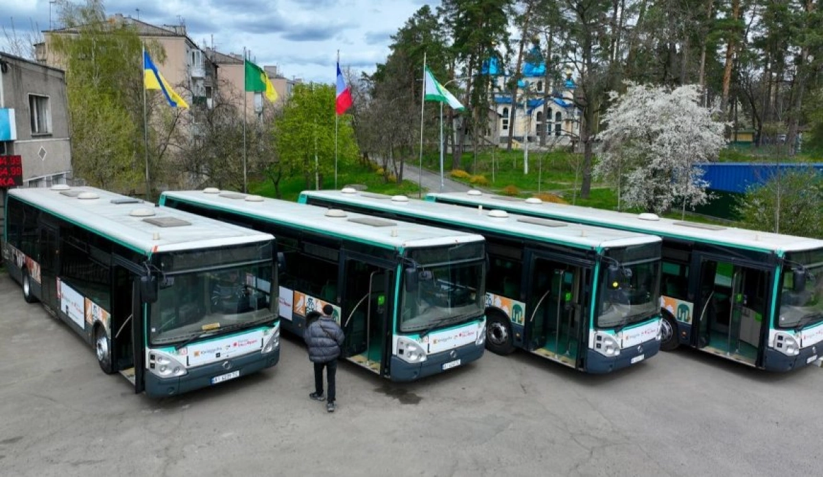 Франція передала Бучі сучасні автобуси: проїзд буде безкоштовним, а один із них стане мобільним «Пункт незламності»