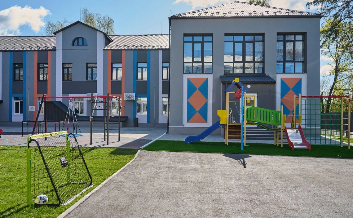 У Гостомелі відкрили відновлену школу, зруйновану у 2022 році: як вона виглядає тепер