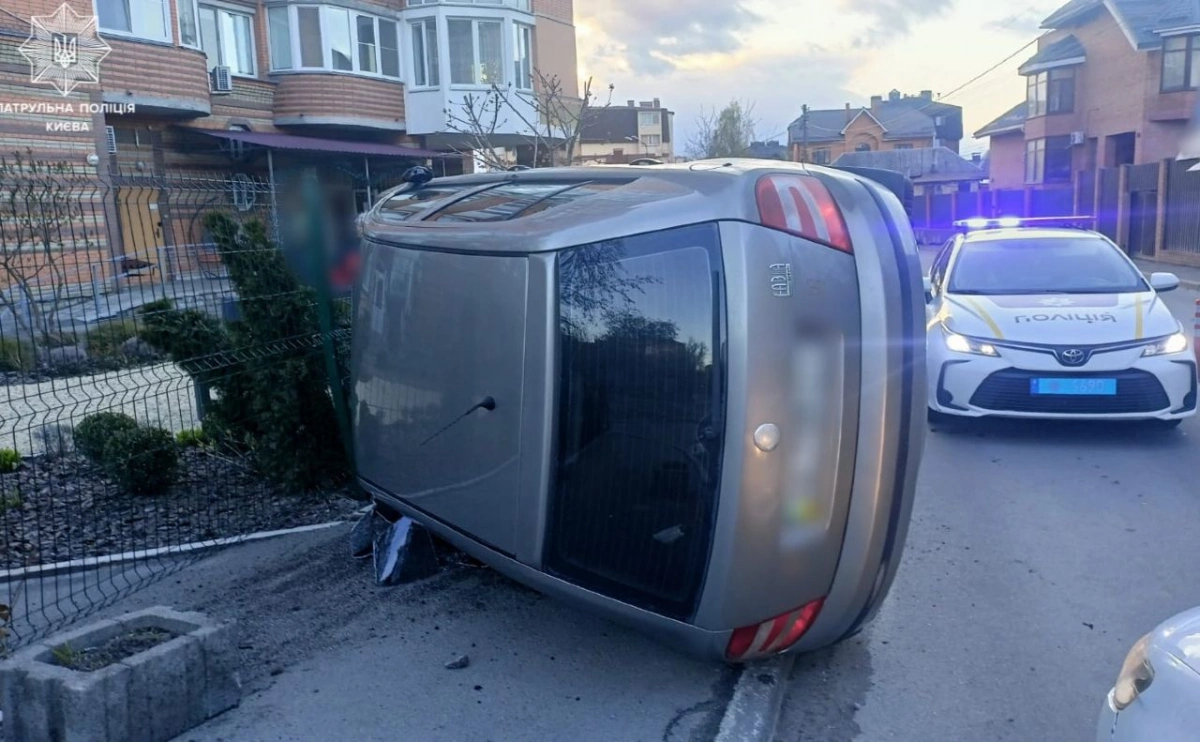 У Києві п’яний водій на Skoda в’їхав у паркан і перекинув авто: деталі ДТП у Святошинському районі