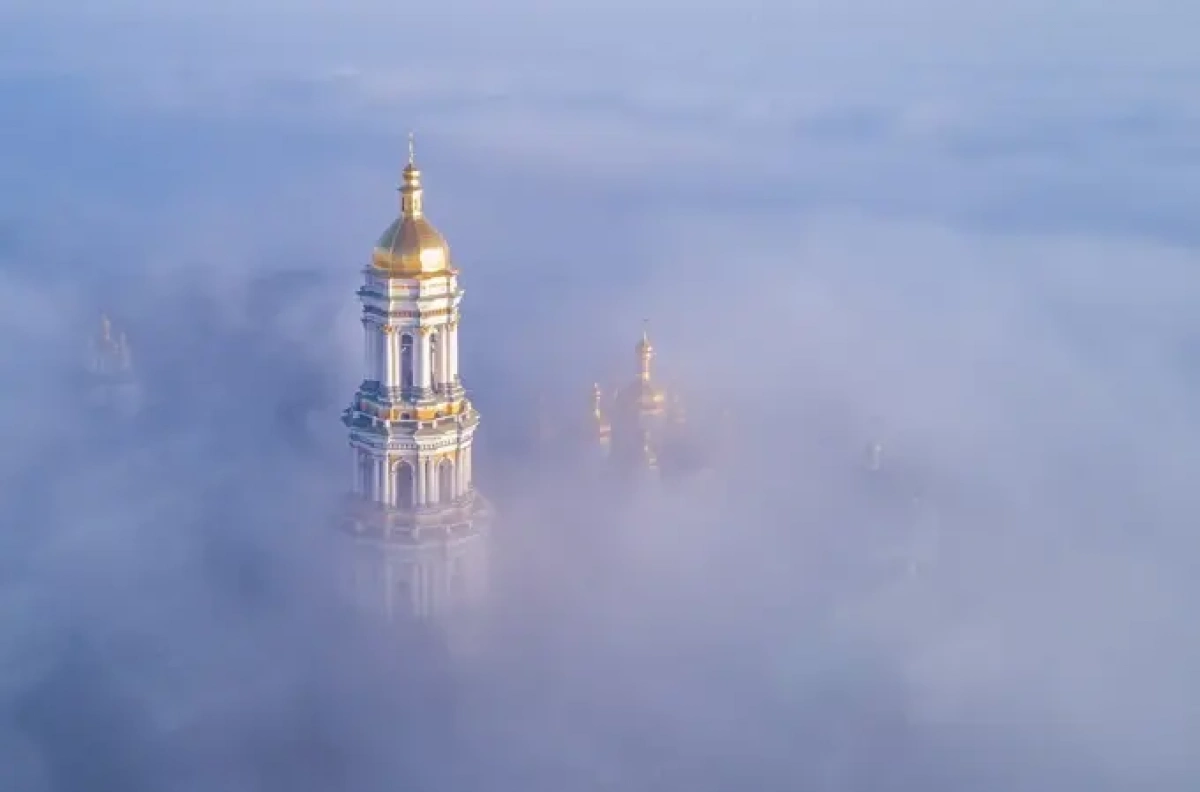 Фото Києво-Печерської лаври в тумані стало найкращим знімком Києва на конкурсі «Вікі любить пам’ятки»