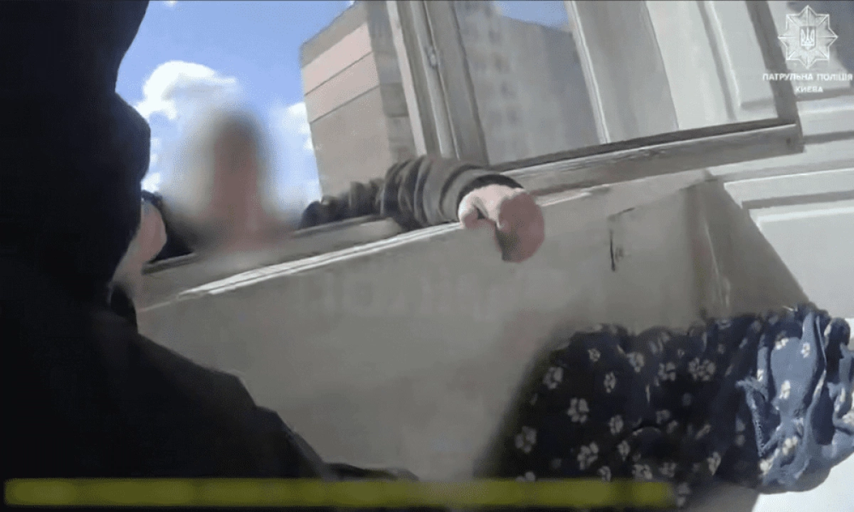 У Києві поліцейські врятували жінку на 11 поверсі: запобігли фатальному кроку