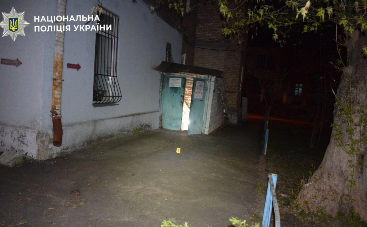 У Києві затримали 18-річного нападника, який побив жінку в підвалі будинку