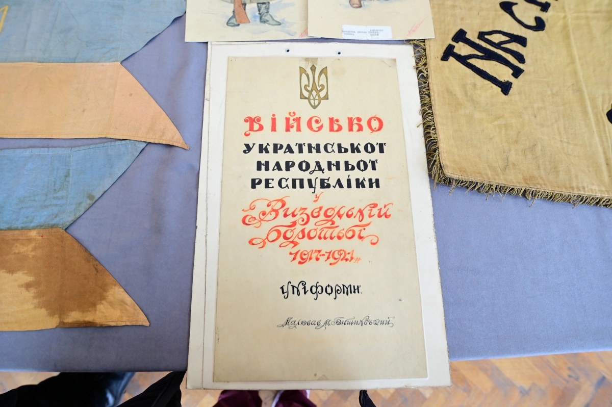 Символи честі та артефакти, повернуті з Канади: у Києві представили унікальну колекцію УНР