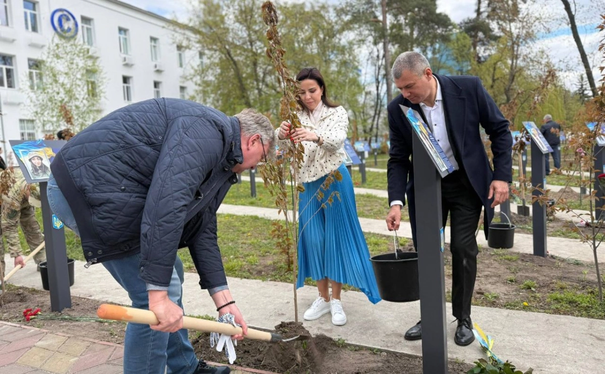 У Києві вшанували загиблих медиків: на Алеї Героїв з’явилися нові імена