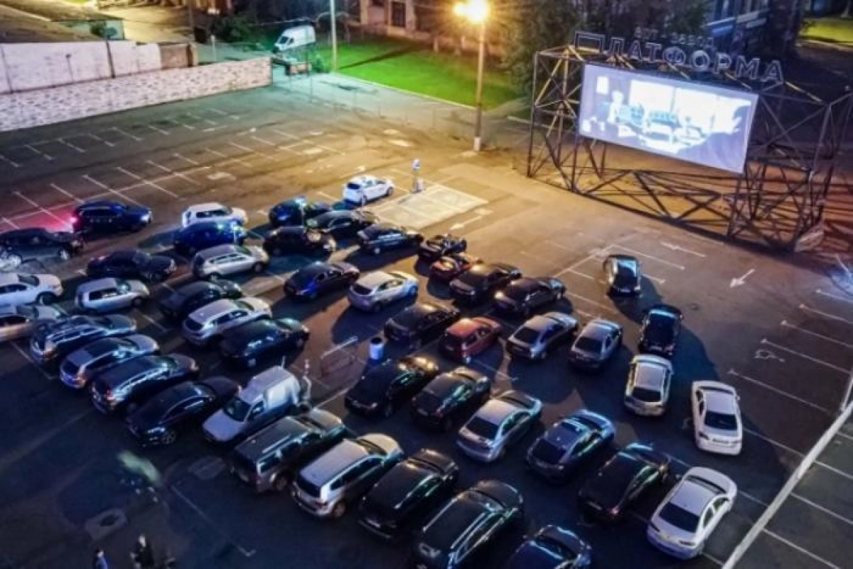 Вечірній Київ із кіно: на Оболоні відновлює роботу автокінотеатр просто неба