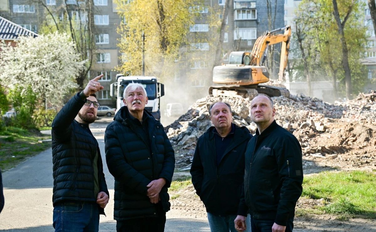У Святошинському районі Києва відновлюють 300+ будинків після обстрілів: як тривають роботи