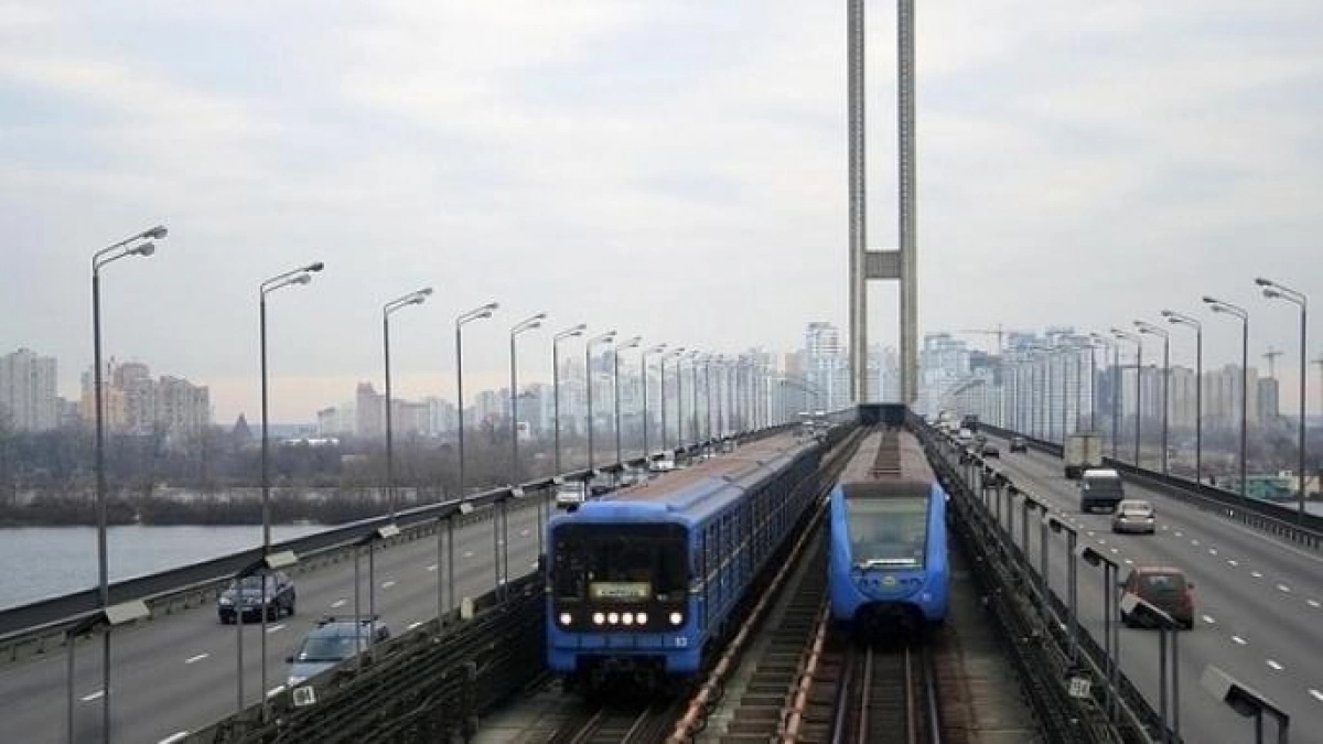 Міст Метро у Києві готують до реставрації