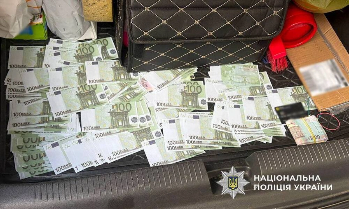 Схема виїзду за кордон за гроші: у Києві викрили організатора нелегального переправлення