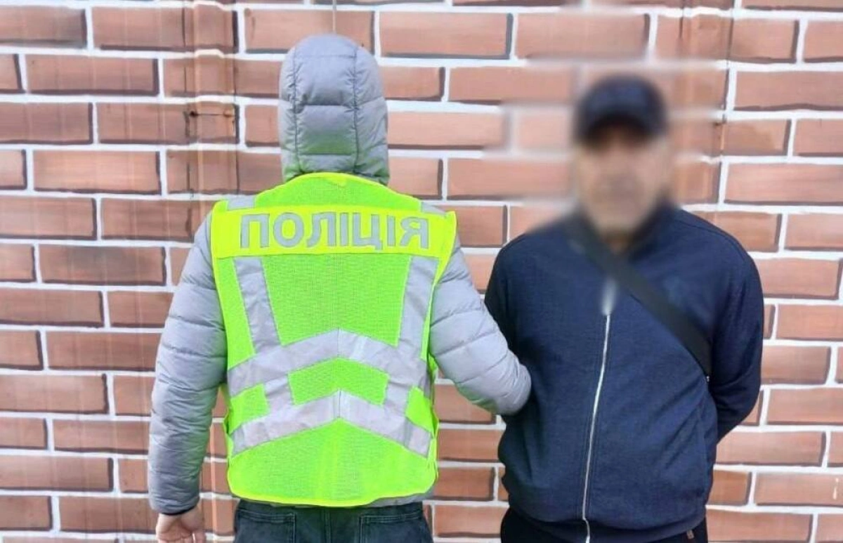 «Попутний» грабіж у столиці: іноземець викрадав гроші у водіїв-експедиторів