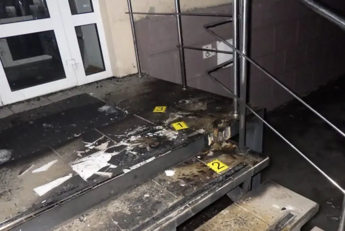 У Києві судитимуть 21-річного чоловіка за підпал банку на замовлення псевдоправоохоронців