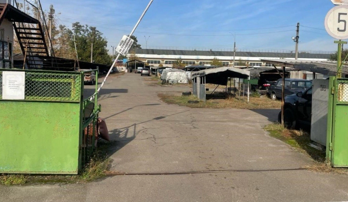 У Деснянському районі звільнять 3 га землі від незаконних автостоянок