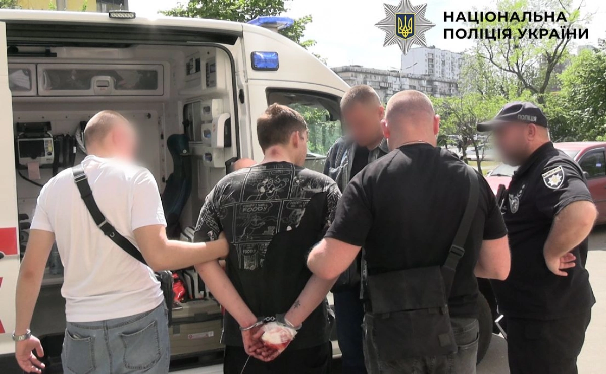 На Оболоні іноземець намагався вбити киянина: чоловік випав з 11-го поверху під час втечі